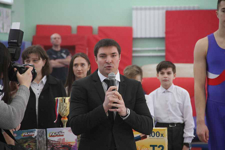 Сложный элемент: работая в Северной столице, Сергей Хорохордин следит за гимнастикой в Барнауле