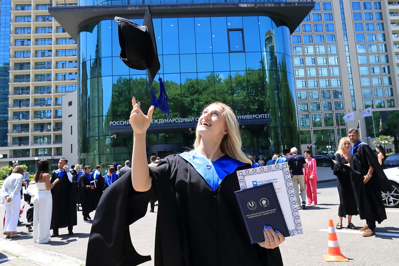 Мантию выпускника надела чемпионка Олимпийских игр в Токио - Лилия Ахаимова