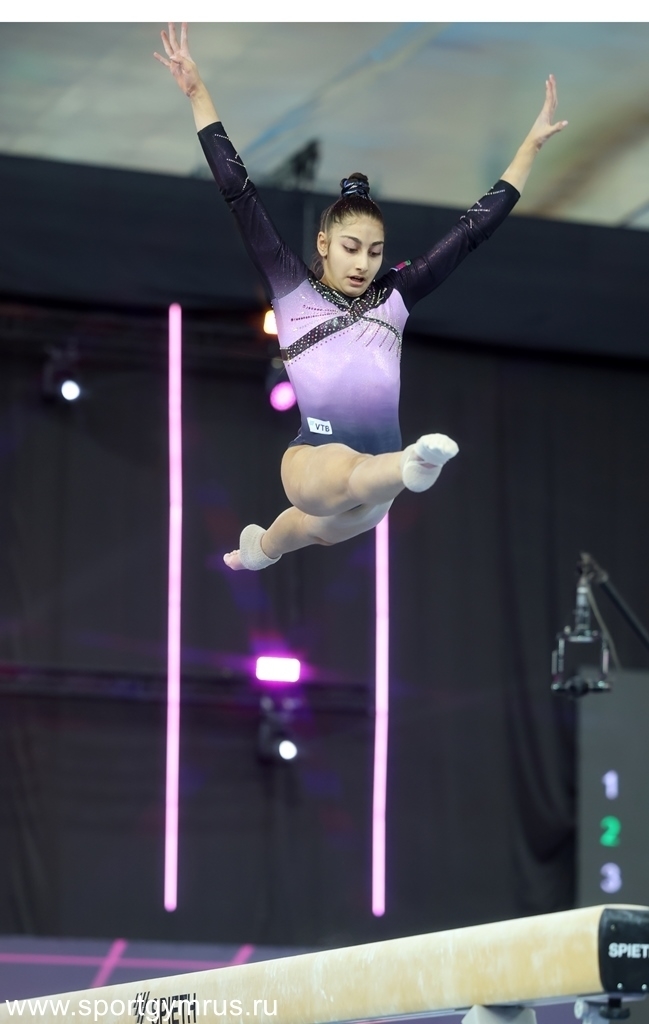Шестнадцатилетняя гимнастка Рощина выиграла золото чемпионата России в упражнениях на брусьях, обойдя Листунову и Мельникову