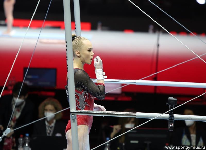 Олимпийская чемпионка гимнастка Мельникова возобновила тренировки после травмы ноги